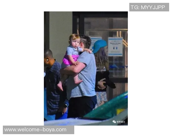 女主持调侃皮尔斯网友热议扑倒事件皮尔斯回应我们是搭档我有女友